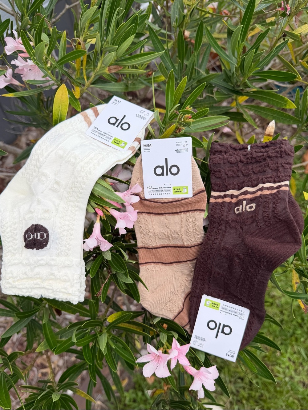 ALO Yoga Cable Crew Socks in Cream, Tan & Brown - Picture 4 of 8